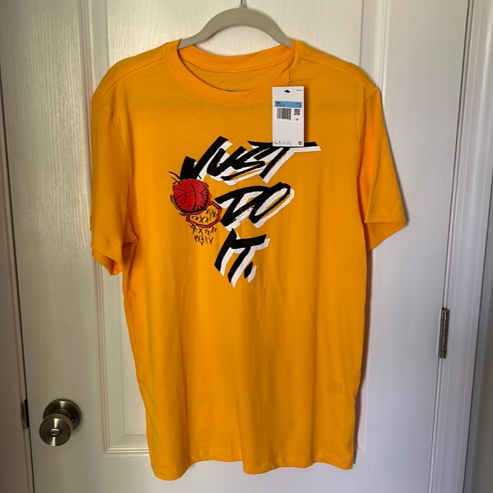NWT Men’s M Nike Tshirt
